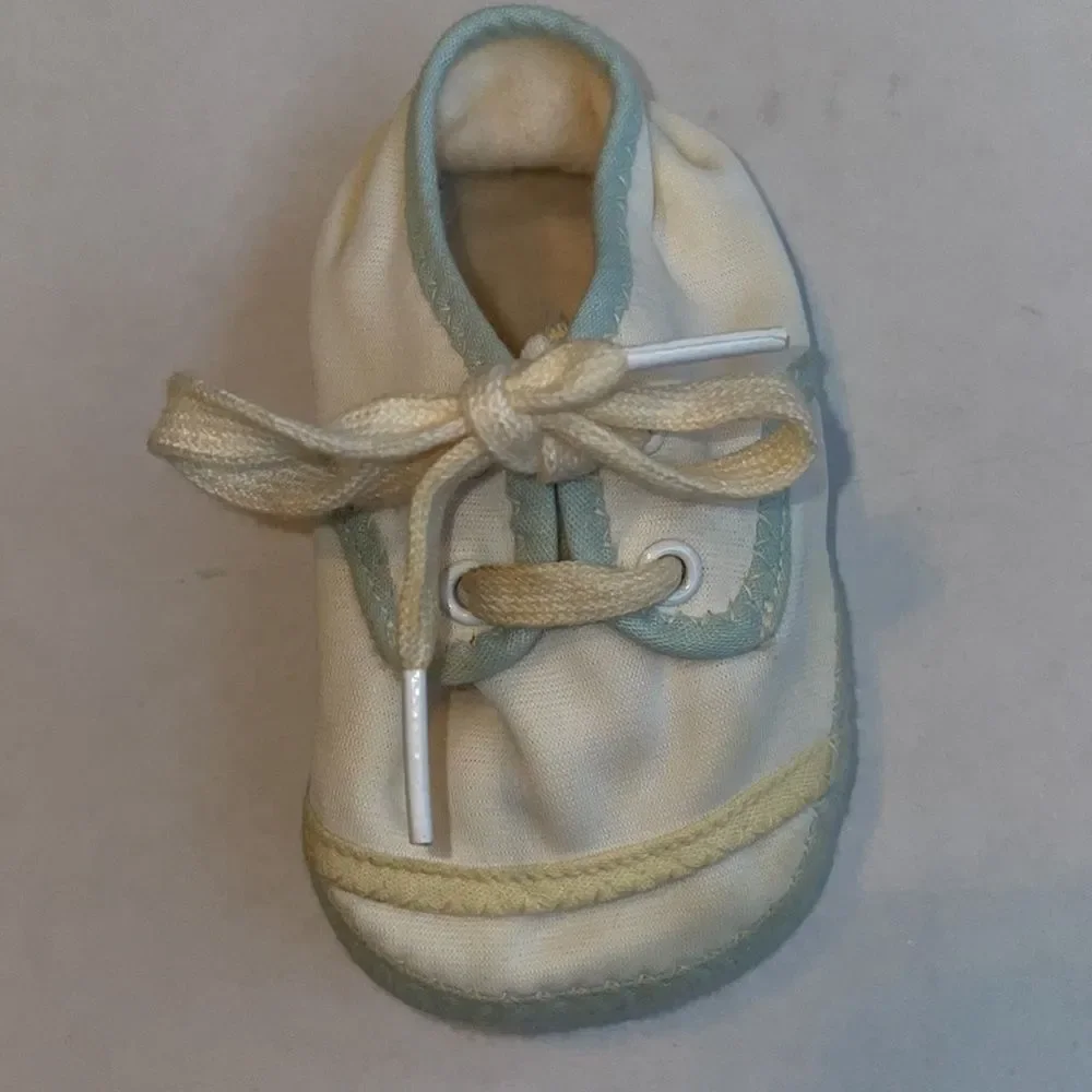 ‎Vtg cream colored nylon baby shoes